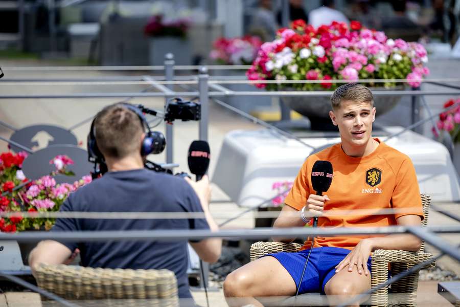 Micky van de Ven tijdens een mediamoment van Jong Oranje