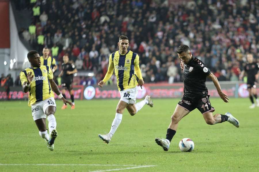 Fenerbahçe, de José Mourinho, desperdiça duas vantagens e empata com Samsunspor (2-2)