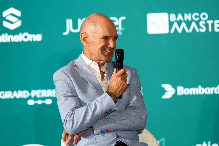 O novo diretor técnico da Aston Martin, Adrian Newey, durante a conferência de imprensa 