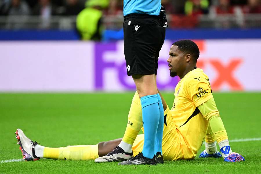 Maignan depois de se ter lesionado no jogo contra o Liverpool