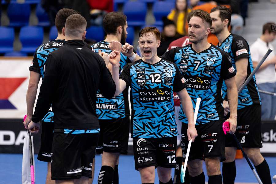 Patrik Suchánek (číslo 12) a vpravo Milan Tomašík v dresu Mladé Boleslavi