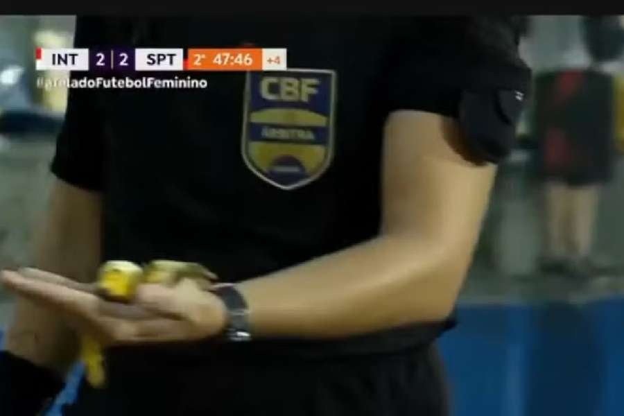 Casca de banana e banana foram recolhidas por Andressa Hartmann, quarta árbitra da partida
