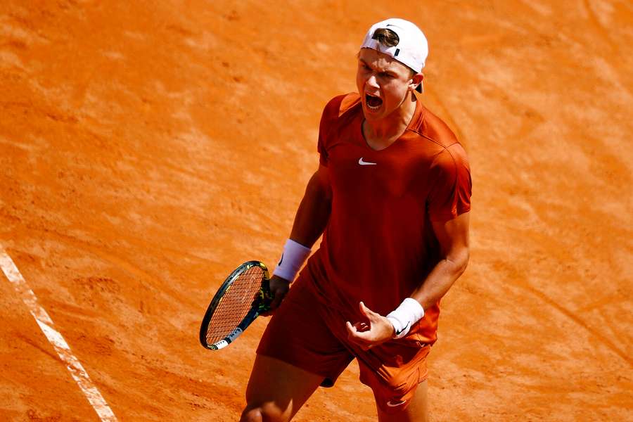 Det blev aldrig for alvor tæt mellem Holger Rune og Fabio Fognini søndag, selvom italieneren var tæt på et comeback i første sæt.