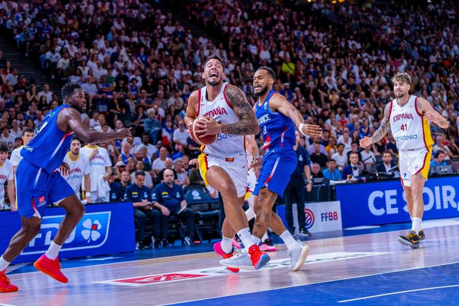 Willy Hernangómez entra a canasta durante el Francia-España