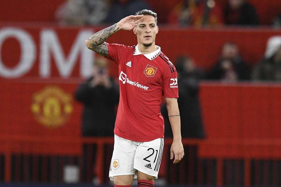 Antony faz golaço, United vence o Charlton e vai às semis da Copa da Liga