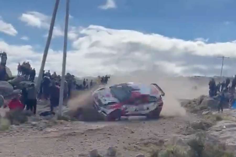Momento en el que el coche empieza a dar vueltas de campana