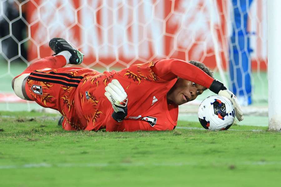 Suzuki pegando penal na partida em Yokohama Suzuki pegando penal na partida em Yokohama