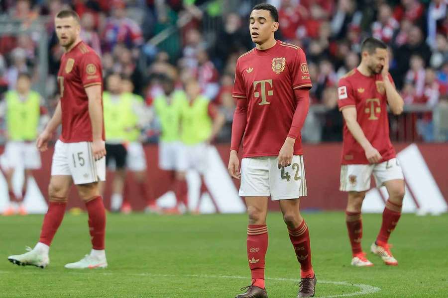 Jugadores del Bayern se lamentan tras sufrir una sorprendente derrota.