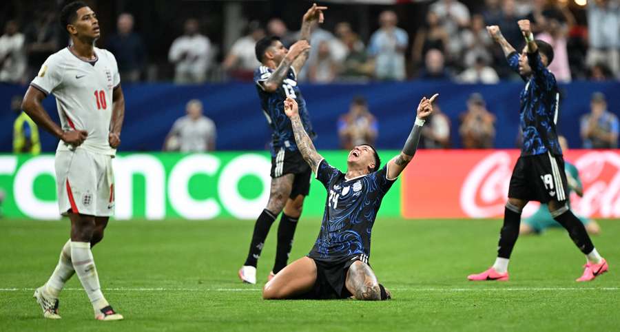 Enzo Fernández célèbre la qualification devant un Jude Bellingham abattu au coup de sifflet final de la demi-finale de la Coupe du monde 2026 entre l'Angleterre et l'Argentine, le 15 juillet 2026 à Atlanta Enzo Fernández célèbre la qualification devant un Jude Bellingham abattu au coup de sifflet final de la demi-finale de la Coupe du monde 2026 entre l'Angleterre et l'Argentine, le 15 juillet 2026 à Atlanta