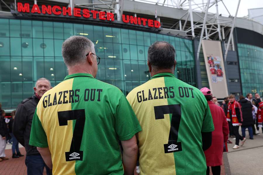 Fani ai lui Man United poartă tricouri prin care cer plecarea familiei Glazer