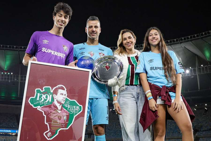 Ao lado da esposa e filhos, Fábio recebe homenagens do Fluminense por marca histórica no futebol