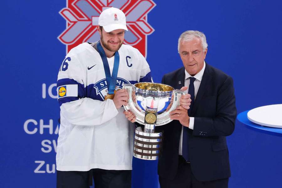 Barkov s trofejou z MS. Barkov s trofejou z MS.