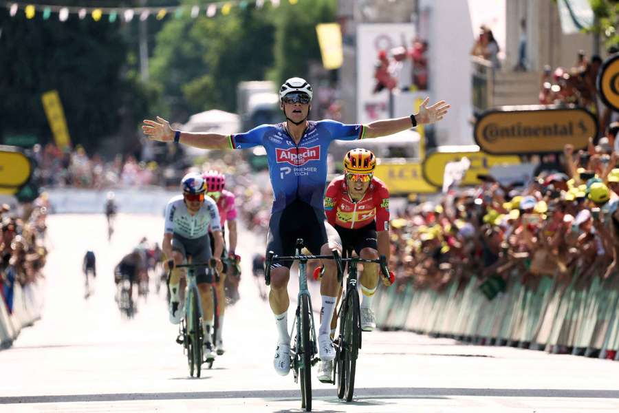 Van der Poel wygrał 9. etap Tour de France, prowadzenie Pogacara niezagrożone Van der Poel wygrał 9. etap Tour de France, prowadzenie Pogacara niezagrożone