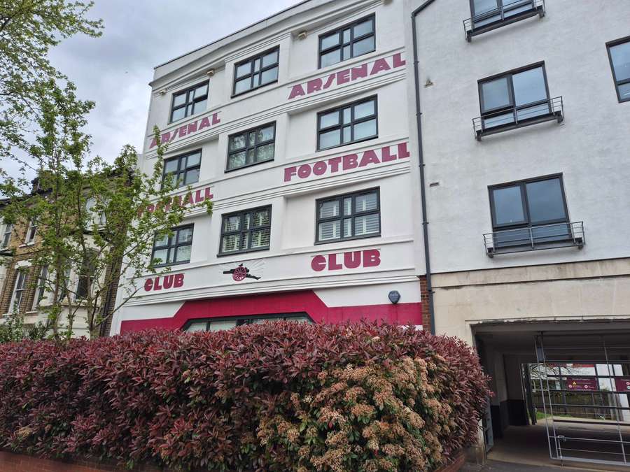 A entrada pela West Stand, na rua Highbury Hill