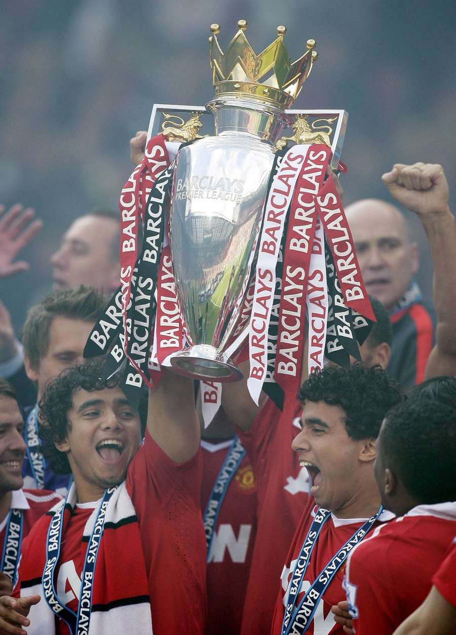 Fábio a Rafael spoločne dvíhali nad hlavu aj trofej pre majstra Premier League. Fábio a Rafael spoločne dvíhali nad hlavu aj trofej pre majstra Premier League.