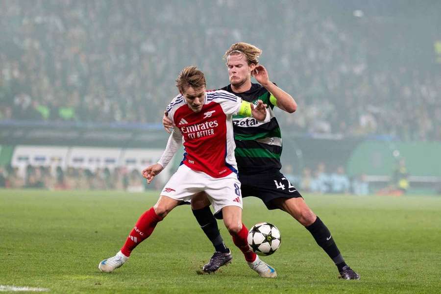 Odegaard frente a Hjulmand en el choque entre Arsenal y Sporting de Lisboa