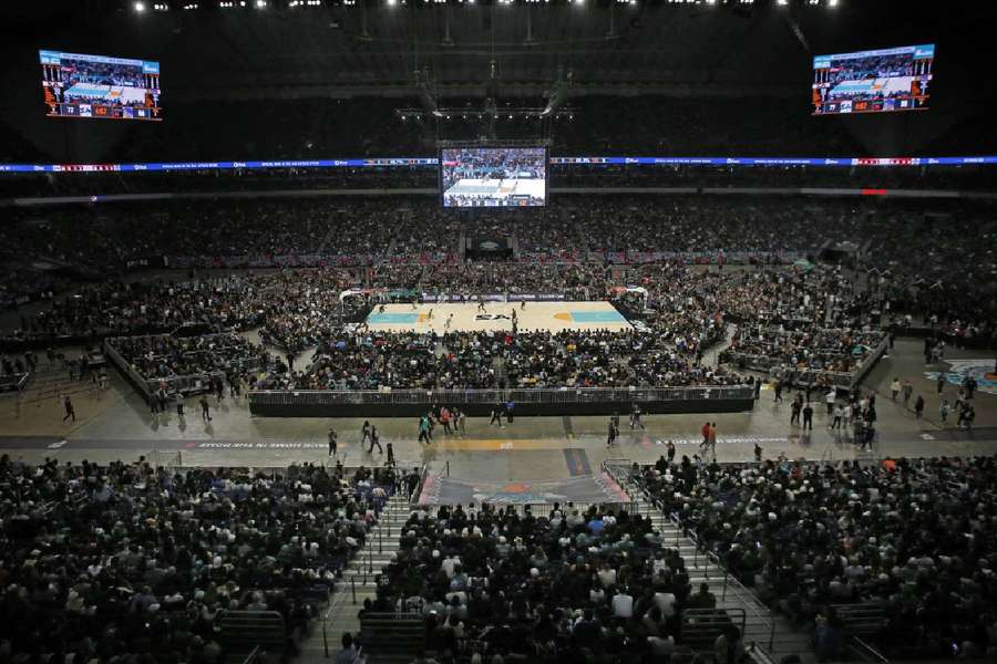 Alamodome foi a casa do duelo entre Warriors e Spurs na noite dessa sexta-feira (13)