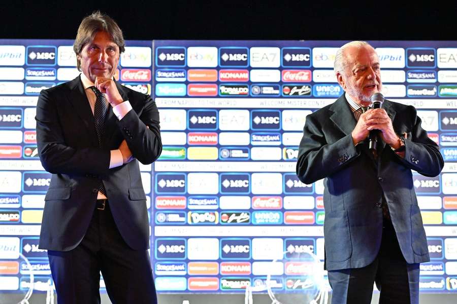 Presidente e allenatore durante la presentazione del tecnico leccese