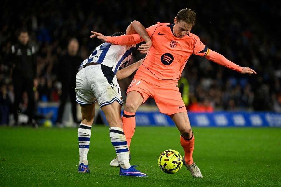 Frenkie de Jong ante Gonçalo Guedes