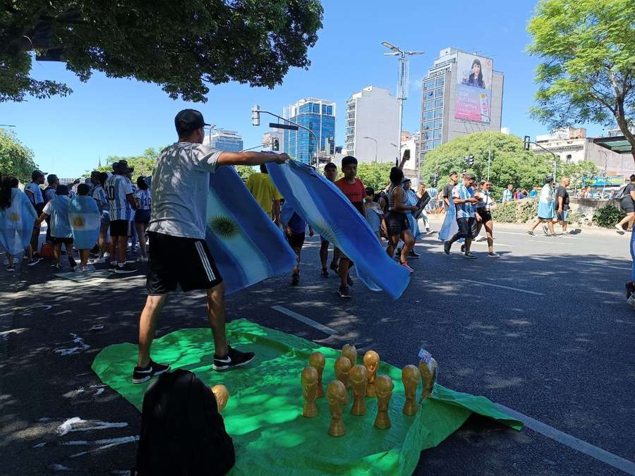 I tifosi si dirigono verso l'Obelisco