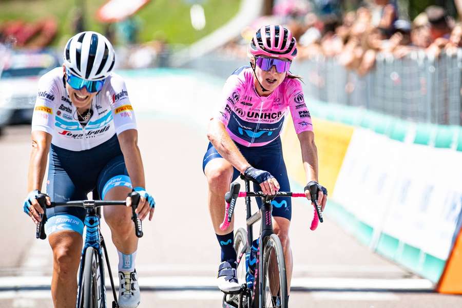 Borghini (l) en Van Vleuten in de roze trui