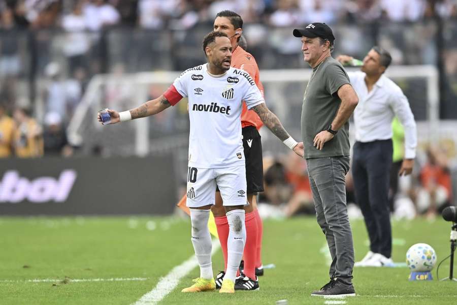 Neymar musel mimo hřiště. Neymar musel mimo hřiště.
