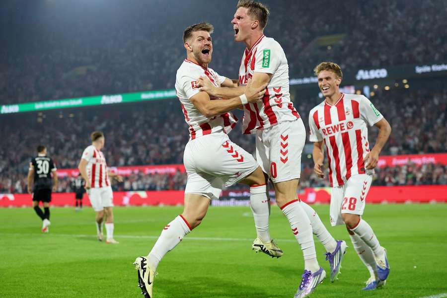 Die Kölner feiern das begeisternde 4:1 gegen den SC Freiburg.