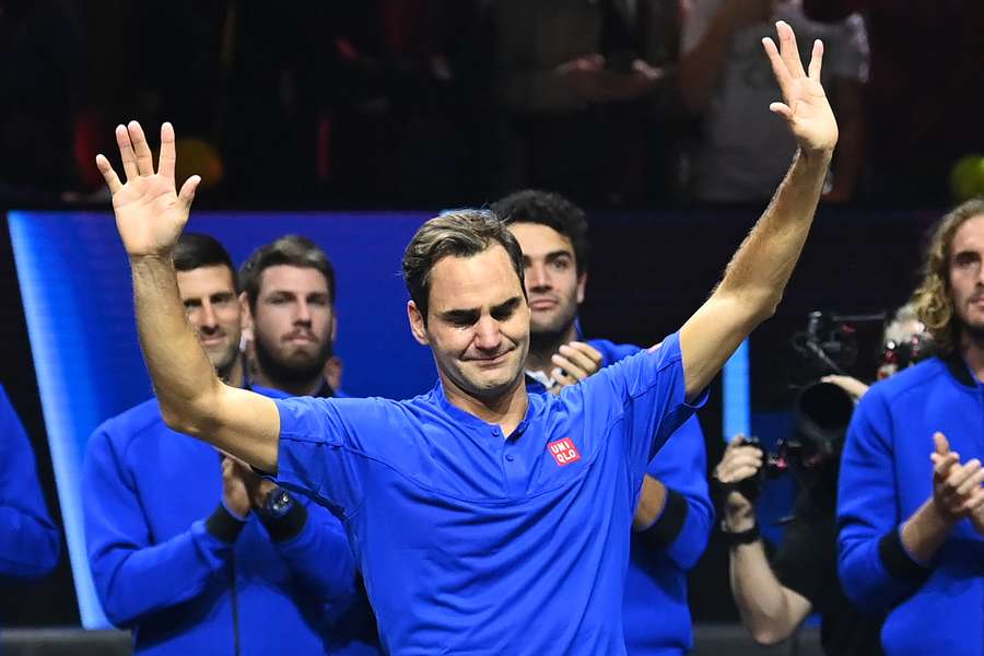 Lágrimas caem enquanto a cortina desce diante da brilhante carreira de Roger Federer