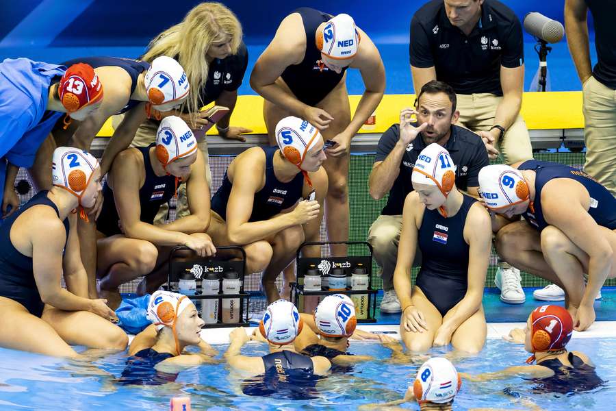 Coach Evangelos Doudesis tijdens de finale waterpolo vrouwen Nederland - Spanje op de zesde dag van het WK Zwemmen in Japan