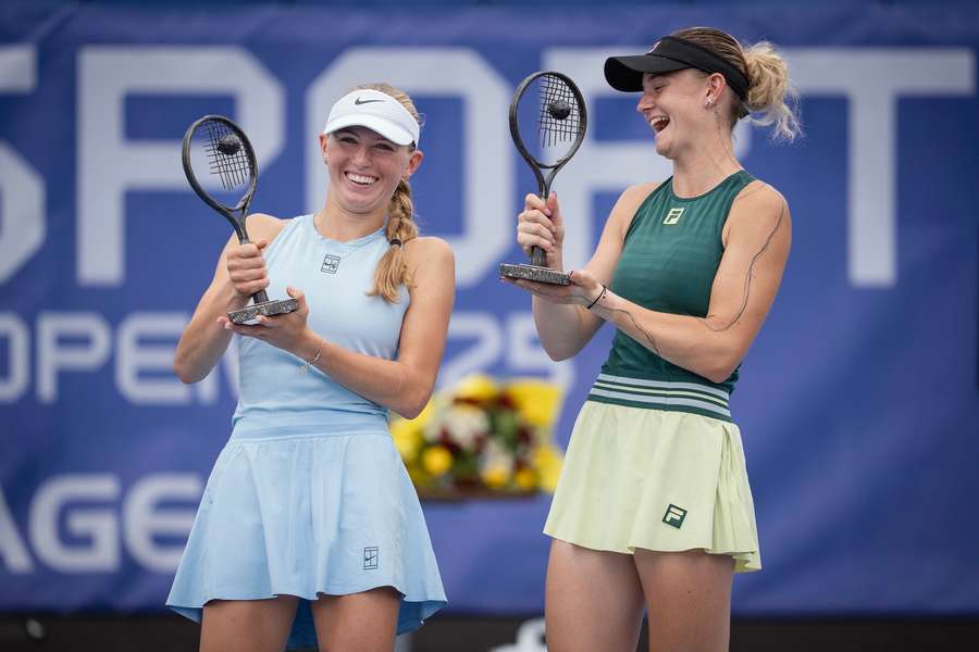 Laura Samson a Lucie Havlíčková po prohraném finále Livesport Prague Open 2025. Laura Samson a Lucie Havlíčková po prohraném finále Livesport Prague Open 2025.
