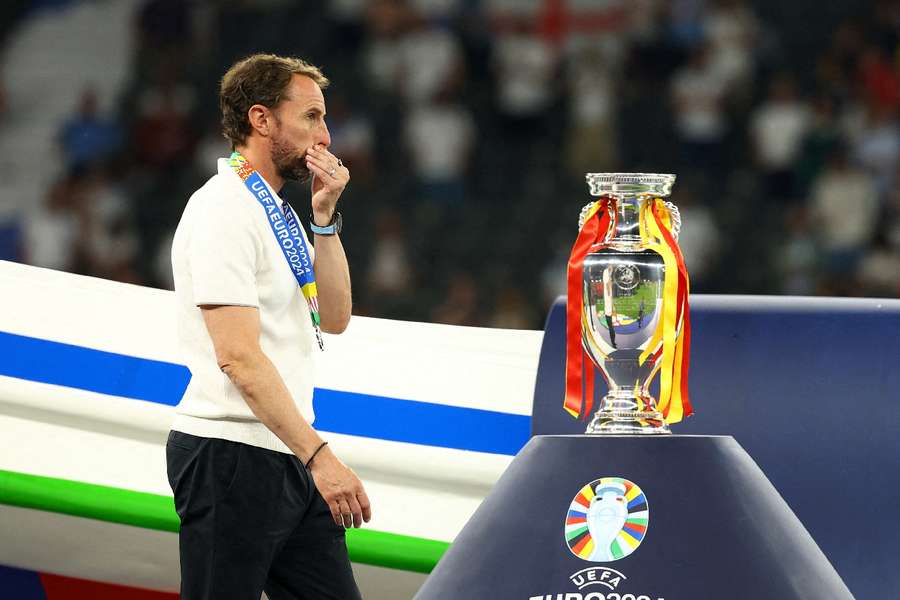 Gareth Southgate passa ao lado do troféu do Euro-2024