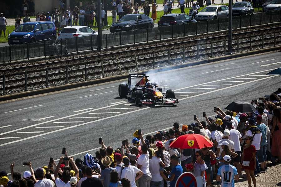 David Coulthard dio un espectáculo al volante de un RB7