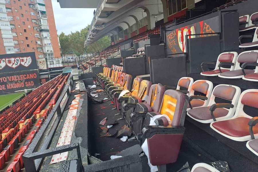 Así ha quedado el palco de autoridades del estadio de Vallecas Así ha quedado el palco de autoridades del estadio de Vallecas