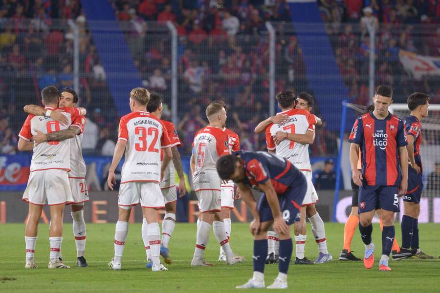 Estudiantes celebra y Cerro Porteño lamenta