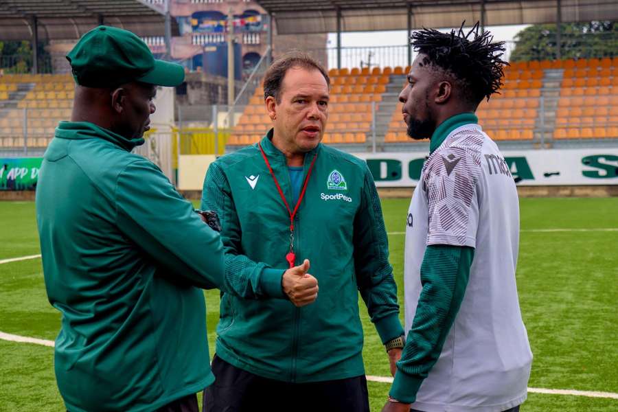 Gor Mahia coach Leonardo Martins Neiva (C)