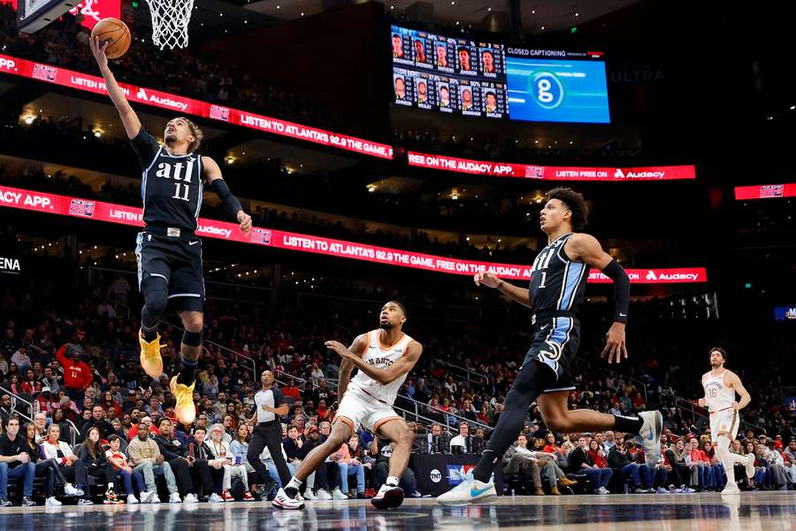 Trae Young maakt een score in de eerste helft