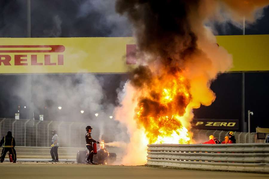 De brandende auto van Grosjean na zijn crash tijdens de GP van Bahrein op 29 november 2020