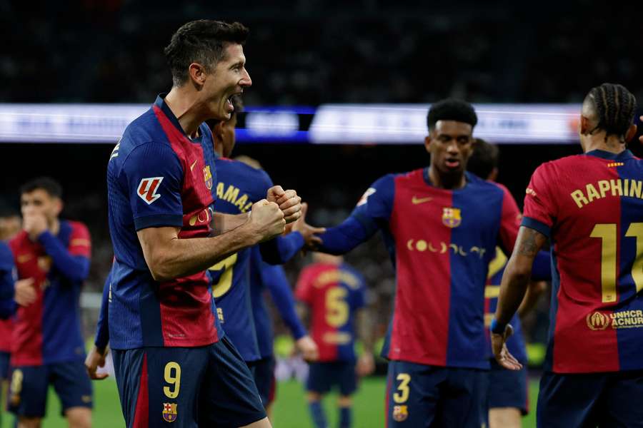 Lewy dubletem dał sygnał do ataku, Barcelona gromi Real na Bernabeu