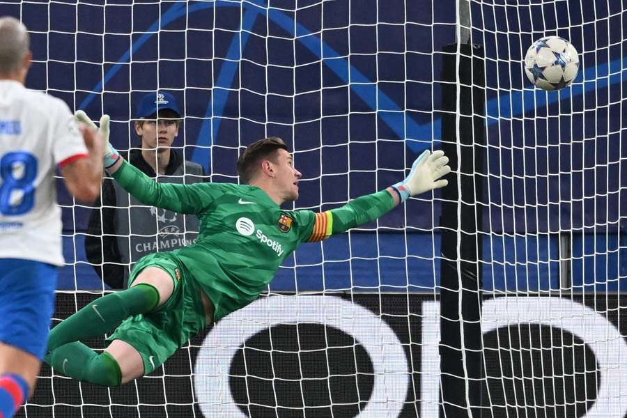 Marc-André ter Stegen moet een doelpunt toelaten in het Champions League-duel met Shakhtar Donetsk