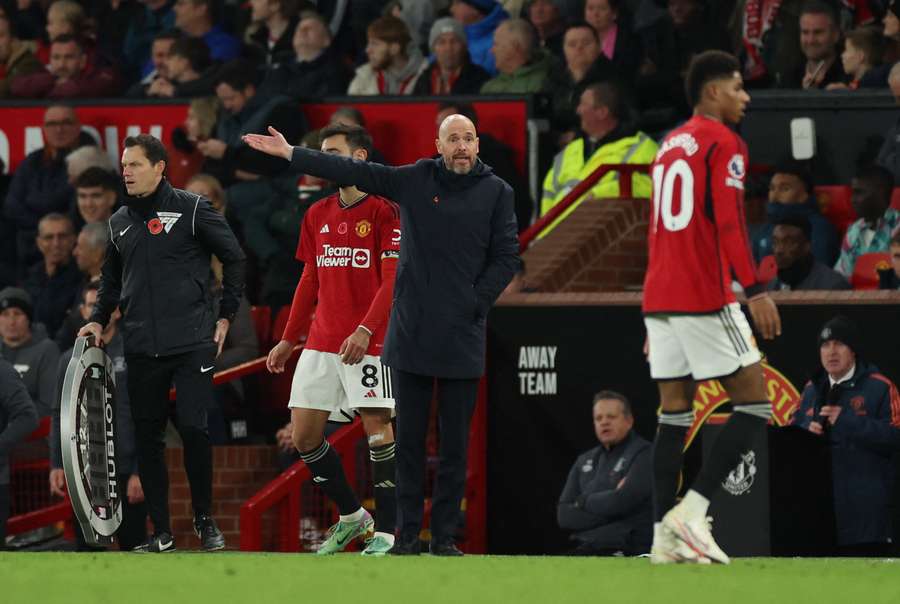 ten Hag talking to Marcus Rashford during the match against Luton