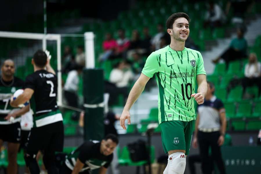 Sporting fecha ano na liderança do campeonato