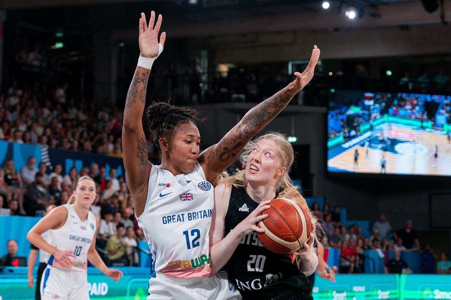 Frieda Bühner (r.) und die DBB-Frauen haben das Viertelfinale bei der EM erreicht.