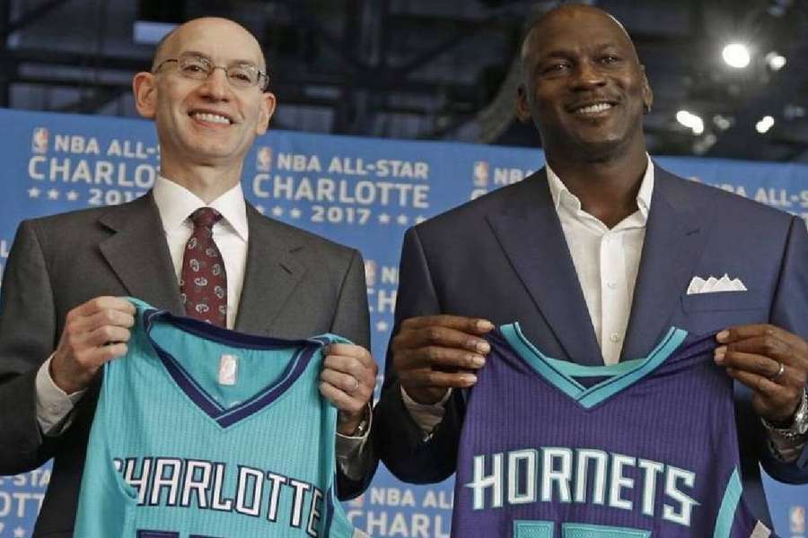 Jordan ao lado de Adam Silver, comissário da NBA