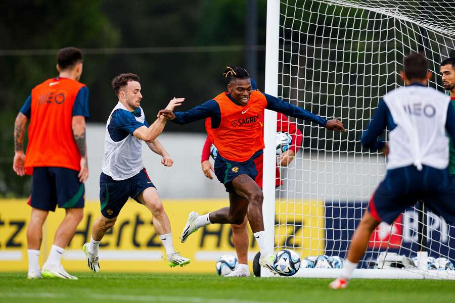 Rafael Leão e Diogo Jota durante um treino na Cidade do Futebol Rafael Leão e Diogo Jota durante um treino na Cidade do Futebol