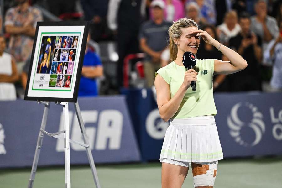 Eugenie Bouchard podczas ceremonii po meczu Eugenie Bouchard podczas ceremonii po meczu