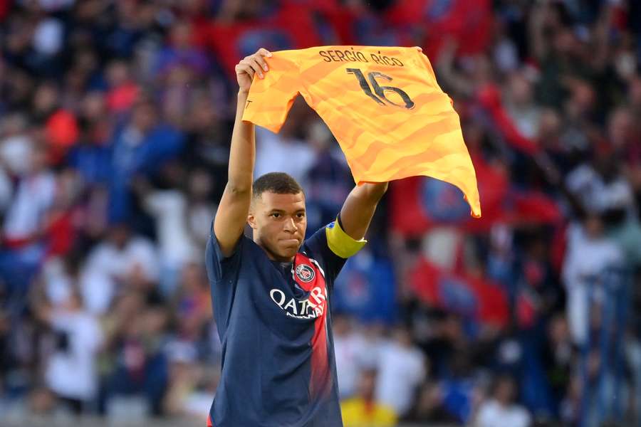 El delantero del París Saint-Germain Kylian Mbappé celebra el segundo gol de su equipo levantando la camiseta del portero Sergio Rico, que se encuentra en estado grave tras un accidente de equitación