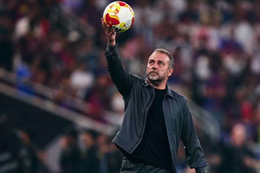 Hansi Flick, jugueteando con el balón de la Supercopa