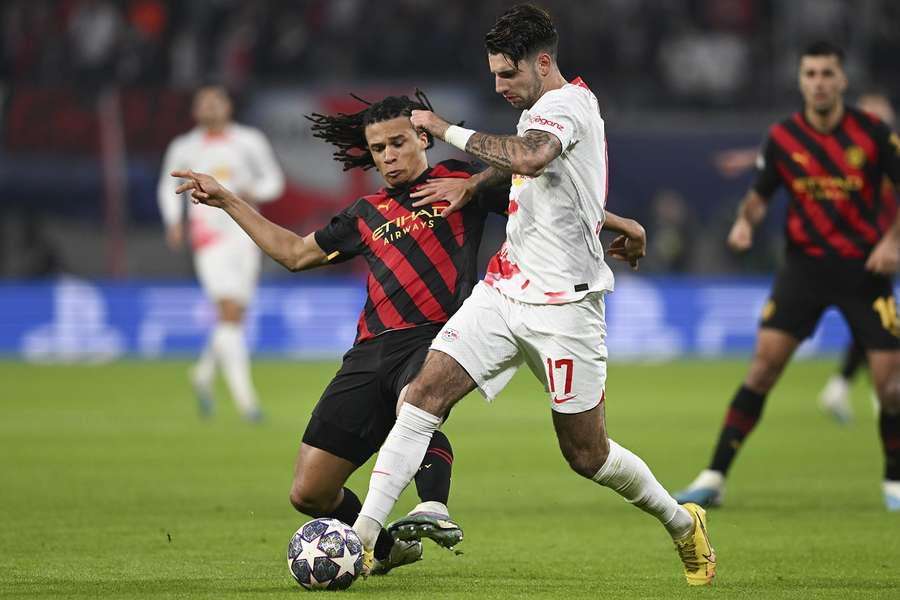 Nathan Aké (L) in actie tijdens de heenwedstrijd in Leipzig