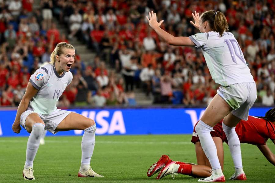 Ada Hegerberg y Caroline Graham Ada Hegerberg y Caroline Graham