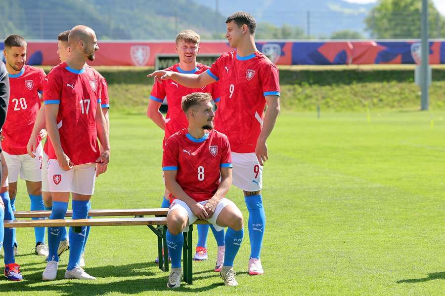 Michal Sadílek se sice účastnil týmového focení, na Euru si ale vinou zranění nezahraje.